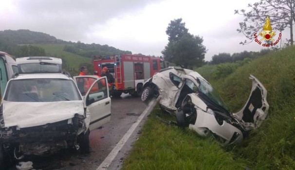 Offagna, schianto frontale sulla provinciale: morto un 34enne, gravi mamma e figlia03