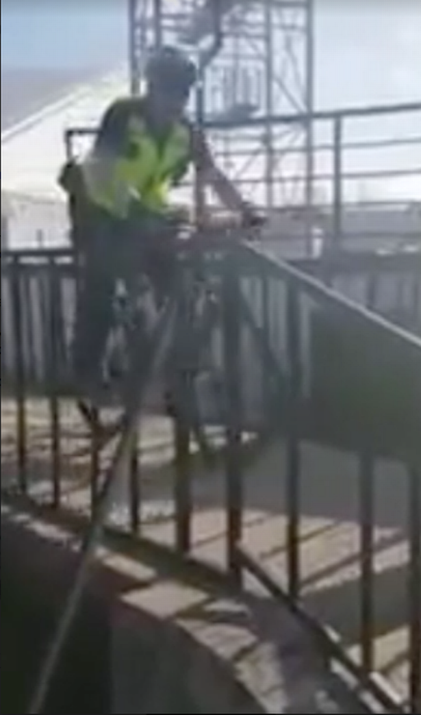 Poliziotto agli alunni: "Ecco come si va in bici". Ma qualcosa va storto