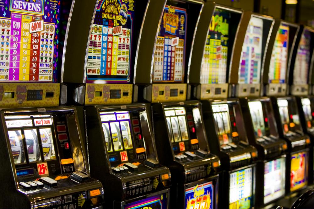 Lasciano figli in auto per andare a giocare alle slot machine