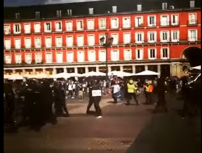 Madrid, scontri tifosi Leicester polizia: inglesi urlano "Gibilterra è nostra"