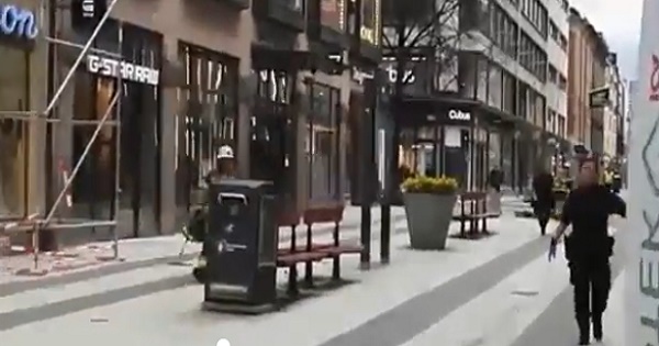 Stoccolma, i soccorritori cercano di rianimare i feriti