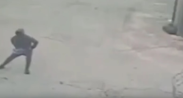 Prima fa stretching in strada poi va a rubare in un negozio di dolci