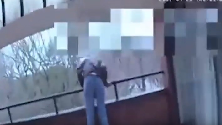 Tenta di lanciarsi dal terrazzo, poliziotto lo blocca in tempo