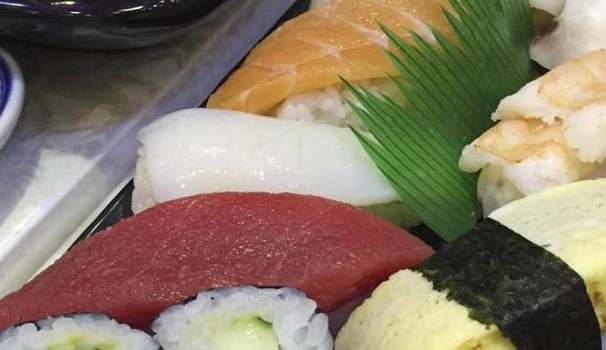 Mangia sushi e muore a 33 anni. Indagato il gestore del ristorante