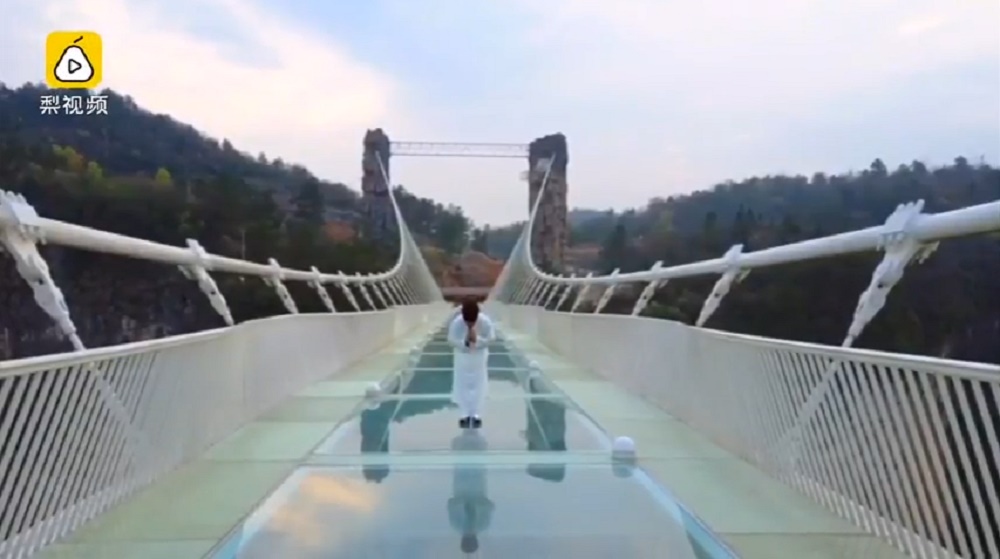YOUTUBE Tai chi sul ponte di vetro: il maestro medita con vista gran canyon...