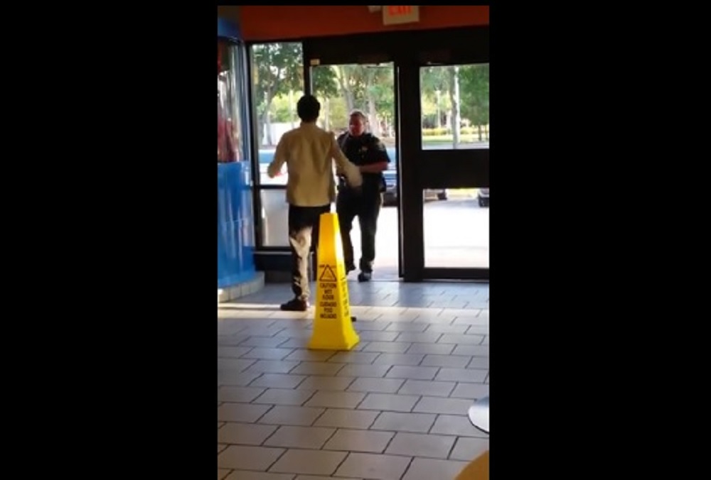 YOUTUBE Poliziotta gli spara col taser nei genitali in un McDonald's 01