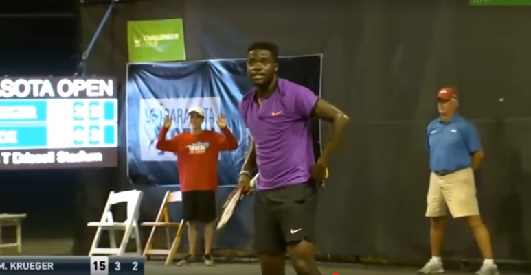 Coppia troppo focosa: le loro grida interrompono partita di tennis