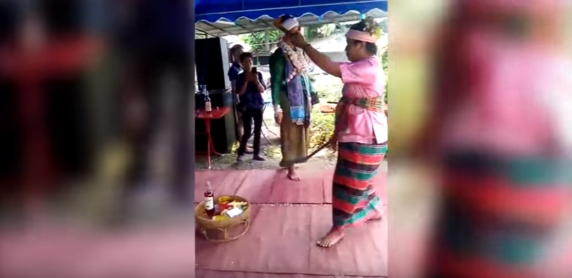 Mi pugnalo per dimostrarvi che sono immortale". Mediume muore davanti a tutti