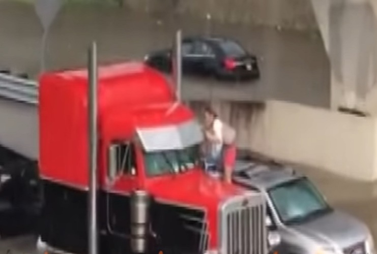 Incastrata con auto nel viadotto allagato: il camionista la salva