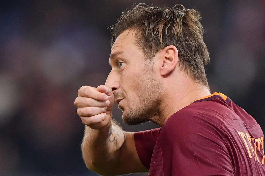 Francesco Totti da Fiorello: "Derby? Finisce 2-0". E sul poster in camera da ragazzino...