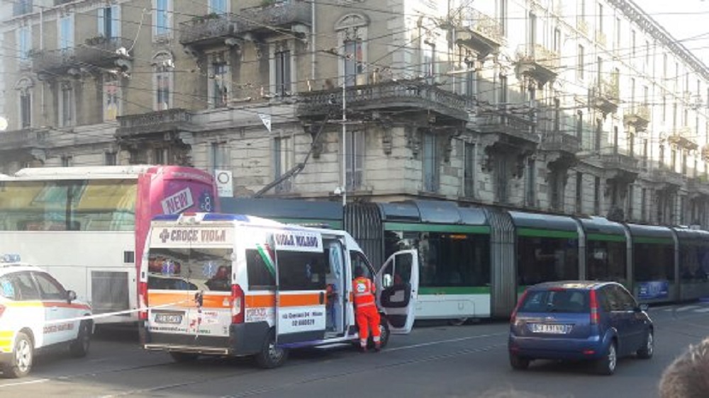 Milano, autobus sperona un tram e lo fa deragliare: 12 feriti