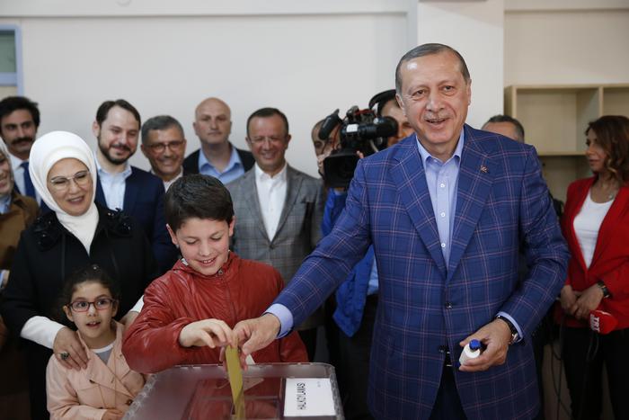 Referendum Turchia, Erdogan assapora larga vittoria. Arresti e spari ai seggi