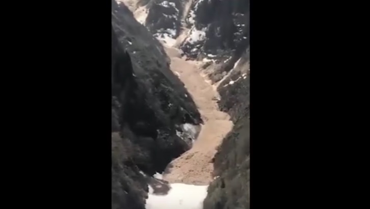 Turchia: valanga neve, pietre e fango si staccano dalla montagna