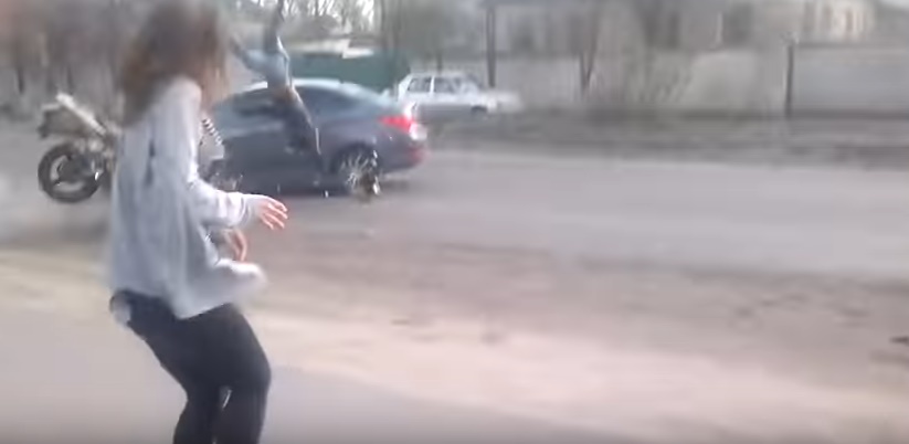 Balla twerking a bordo strada: automobilista si distrae e...