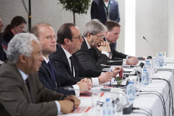 Brexit, la Ue a 27 approva le linee guida per il negoziato. Juncker: "Londra si fa delle illusioni"