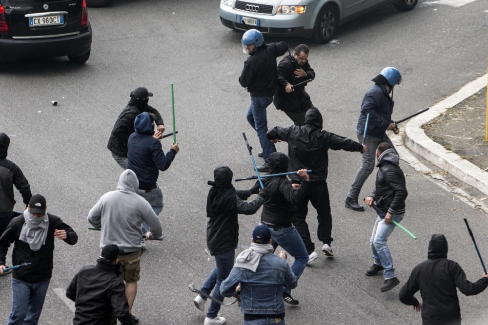 Ultras del Lecce assaltano pullman tifosi baresi con spranghe e bottiglie: 6 feriti