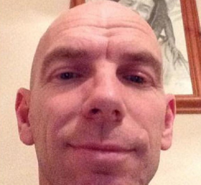 Lei è stanca della solita routine, lui la lega e le fa un elettrochoc ai genitali