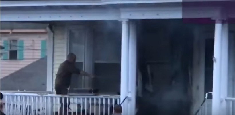 Fattorino spegne incendio in una casa utilizzando il tubo per innaffiare