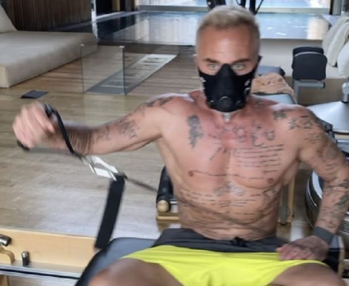 Gianluca Vacchi si allena indossando una strana maschera
