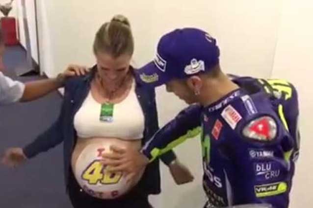 Valentino Rossi, il bel gesto alla donna col pancione VIDEO