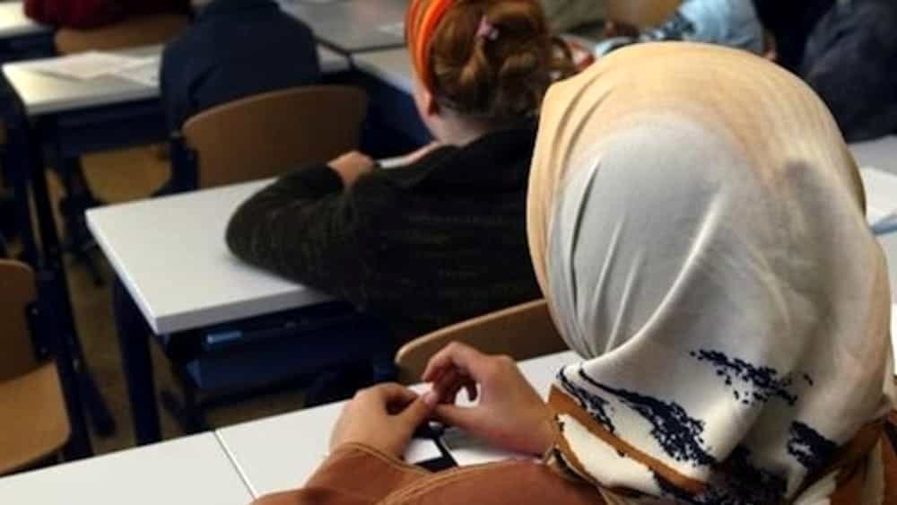 Islam, a Siena picchia e azzoppa figlia che non vuole velo: arrestato