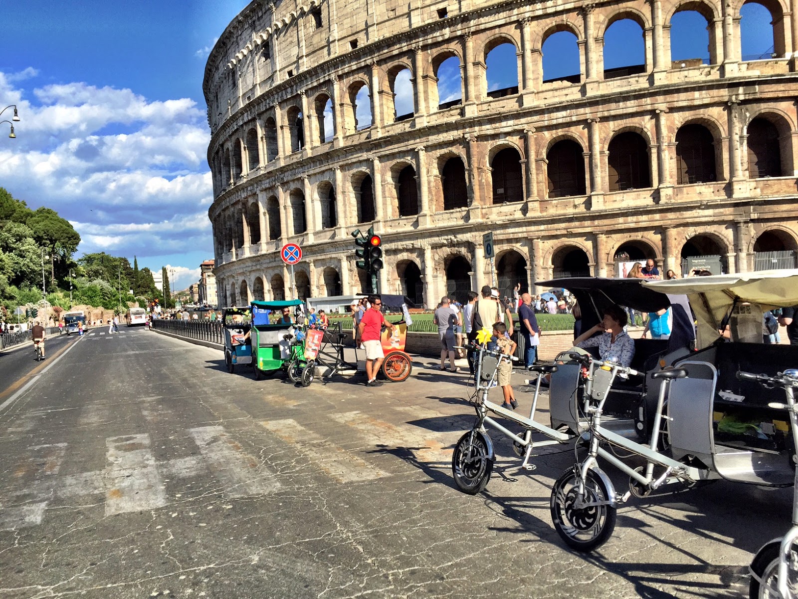 Raggi, il Tar boccia il suo divieto, via libera in centro a velocipedi e risciò