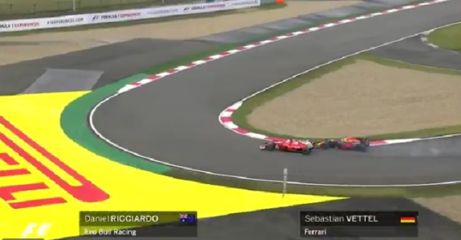 Sebastian Vettel festeggia la vittoria sul podio del Gp del Bahrain