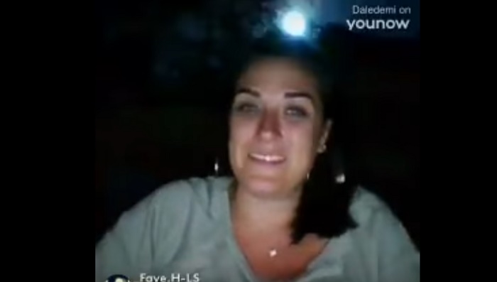 Sta girando un video-selfie: dietro di lei....