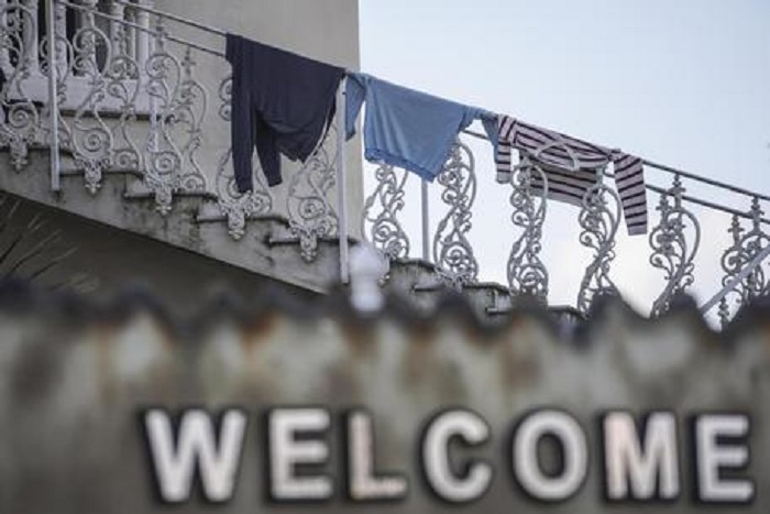 Migrante mendica in strada, Prefettura gli revoca l'asilo