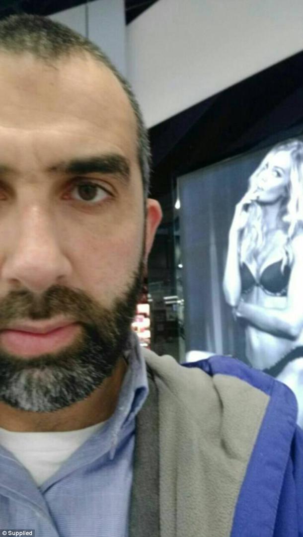 Imam australiano scatta foto a donne e le posta sui social con commenti volgari