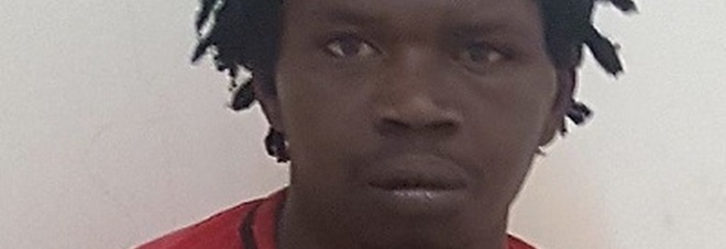 Napoli, immigrato africano tenta di sgozzare i passanti: arrestato