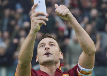 Statua di Francesco Totti fuori stadio Olimpico prima di Roma-Genoa