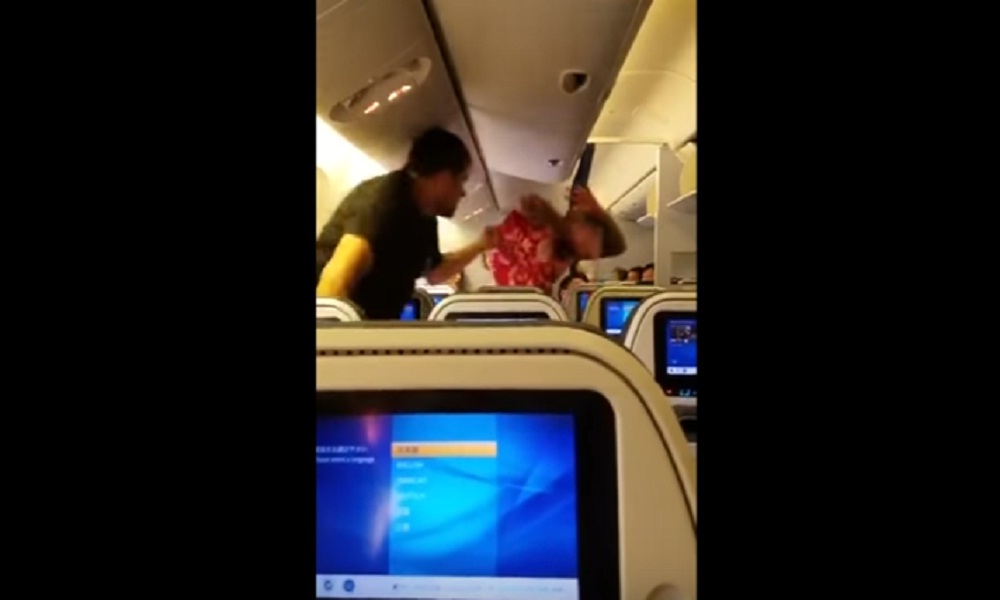 Scoppia la rissa a bordo di un aereo: arrestato un passeggero ubriaco