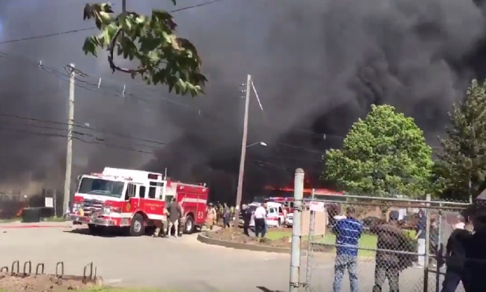 YOUTUBE Stati Uniti: un piccolo aereo si schianta in area industriale