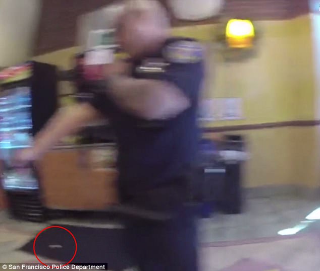 Accoltella commesso che si rifiuta di dargli panino gratis: polizia lo uccide