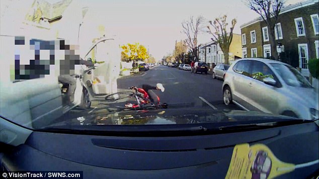 Apre porta furgone e travolge ciclista