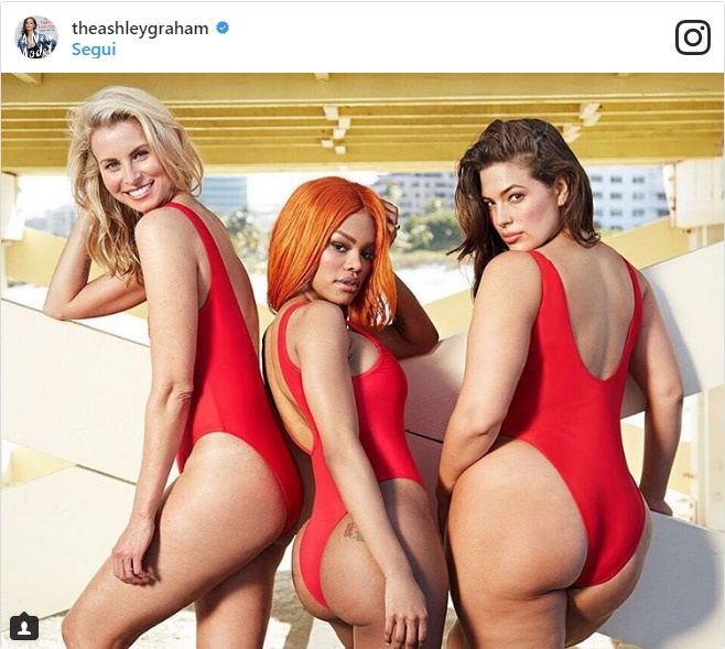 Ashley Graham, modella curvy col costume stile Pamela Anderson in Baywatch