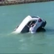 YOUTUBE Auto finisce in mare con due persone a bordo passanti si tuffano e provano ad aprire le porte