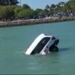 Auto finisce in mare con due persone a bordo passanti si tuffano e provano ad aprire le porte