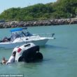 Auto finisce in mare con due persone a bordo passanti si tuffano e provano ad aprire le porte