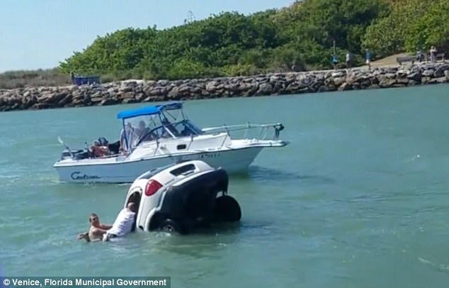 Auto finisce in mare con due persone a bordo passanti si tuffano e provano ad aprire le porte