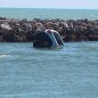 Auto finisce in mare con due persone a bordo passanti si tuffano e provano ad aprire le porte