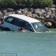 Auto finisce in mare con due persone a bordo passanti si tuffano e provano ad aprire le porte