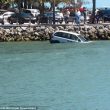 Auto finisce in mare con due persone a bordo passanti si tuffano e provano ad aprire le porte