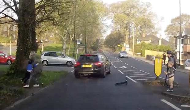 Auto investe bambino a bordo di mini-scooter