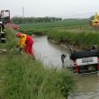 Auto ribaltata nel canale FOTO passante lo salva tenendogli la testa