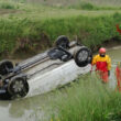 Auto ribaltata nel canale FOTO passante lo salva tenendogli la testa