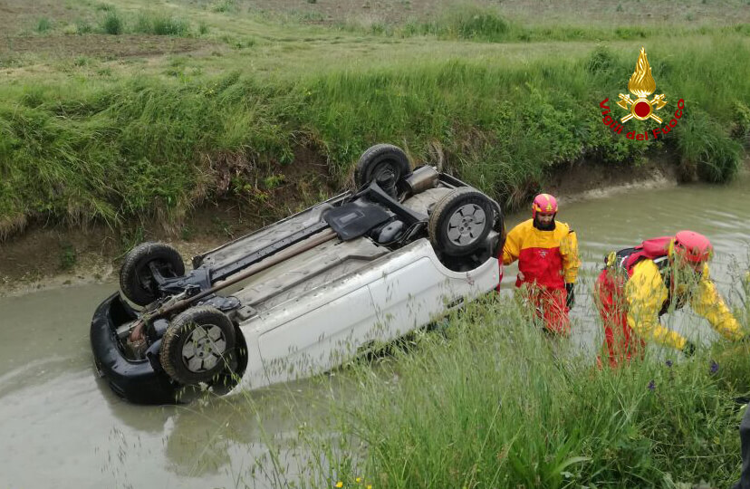 Auto ribaltata nel canale FOTO passante lo salva tenendogli la testa