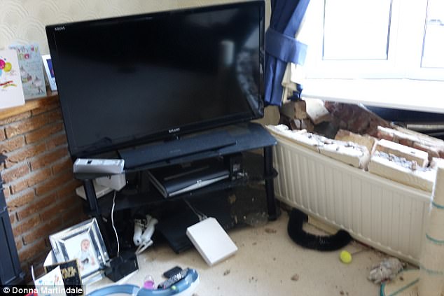 Auto senza freno a mano sfonda il soggiorno di casa