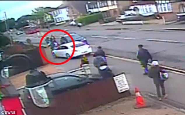 Auto su marciapiede investe volontariamente degli studenti